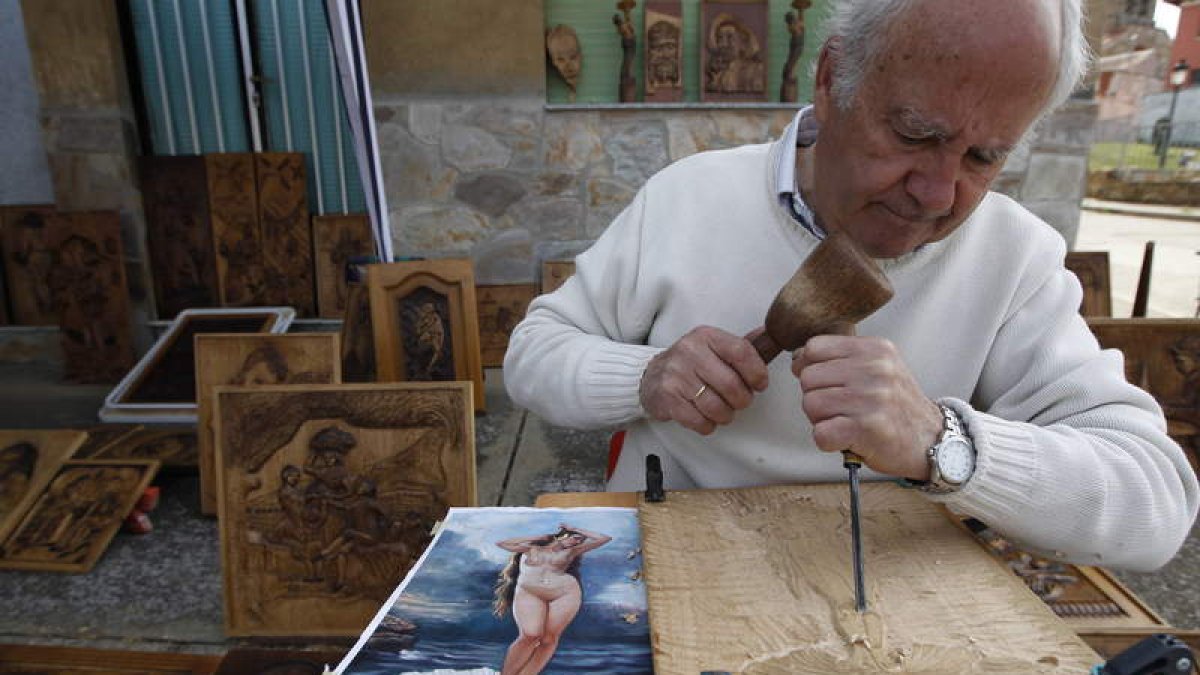 Isidoro Santos Prieto es uno de los pocos tallistas que quedan en la provincia de León cuyo trabajo se centra en reproducir figuras en madera.