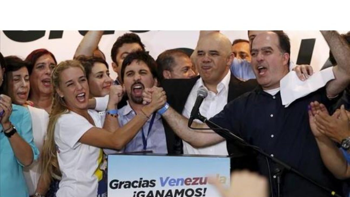 Lilian Tintori (izq), esposa del dirigente encarcelado Leopoldo López, celebra con otros representantes de la MUD la victoria electoral, en Caracas.