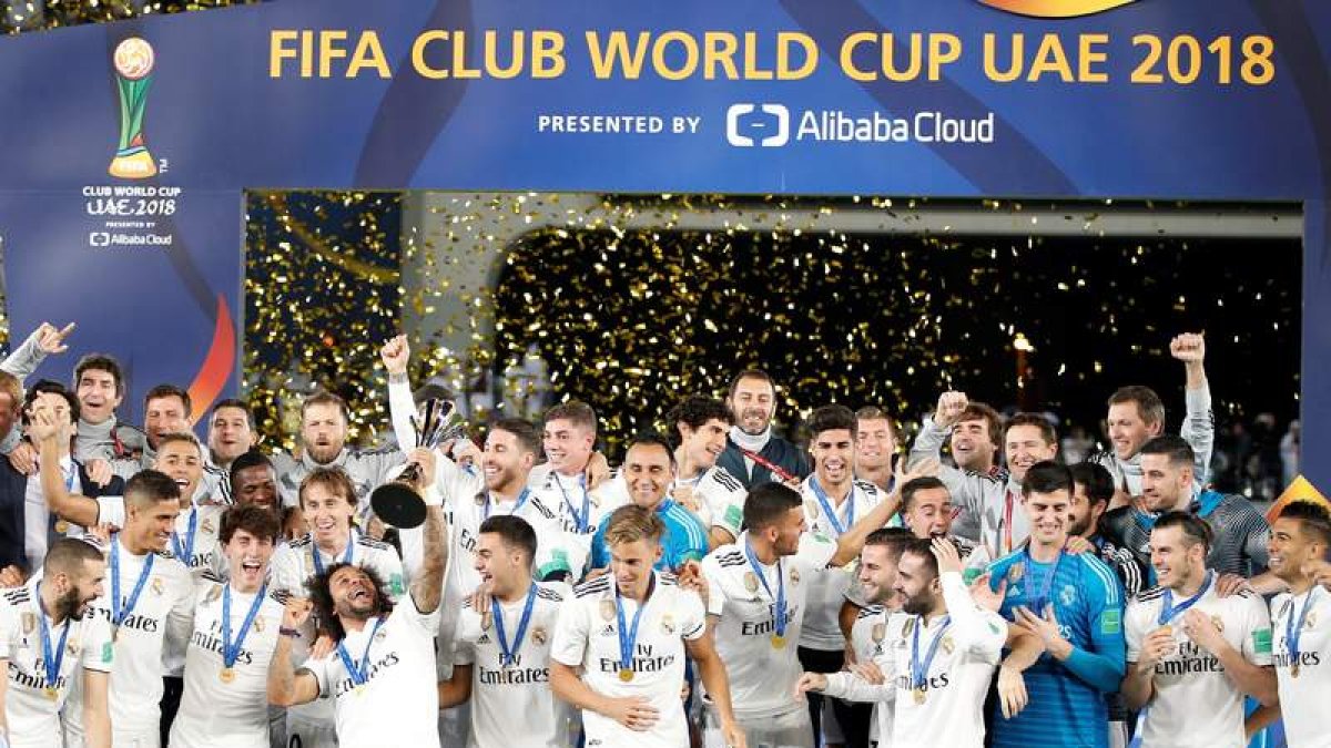 Los jugadores del Real Madrid celebran, después de recibir la copa en el terreno de juego, la consecución del tercer Mundial de Clubes seguido. ALI HAIDER