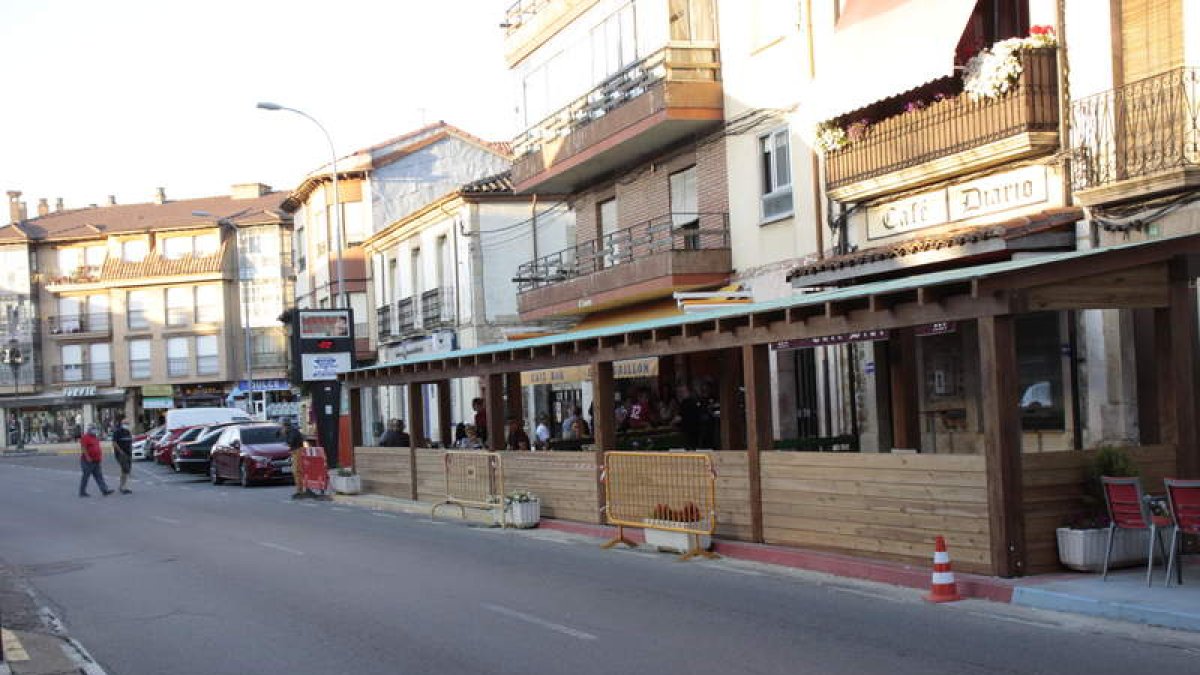 Una de las terrazas cerradas ubicada en la avenida Constitución de Boñar. CAMPOS