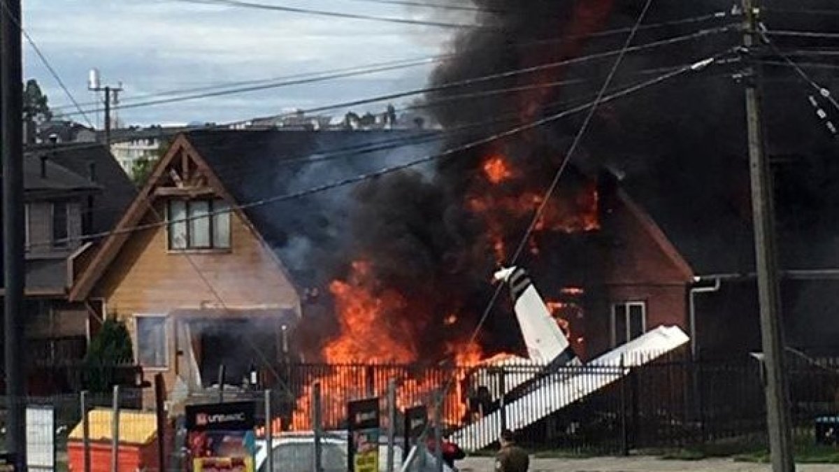 Una avioneta choca contra una casa en Puerto Montt, Chile.