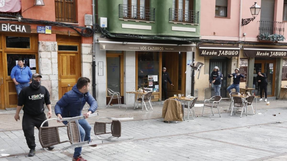 Un joven lanza una silla contra otros aficionados en la plaza de San Martín, en el corazón del Barrio Húmero.