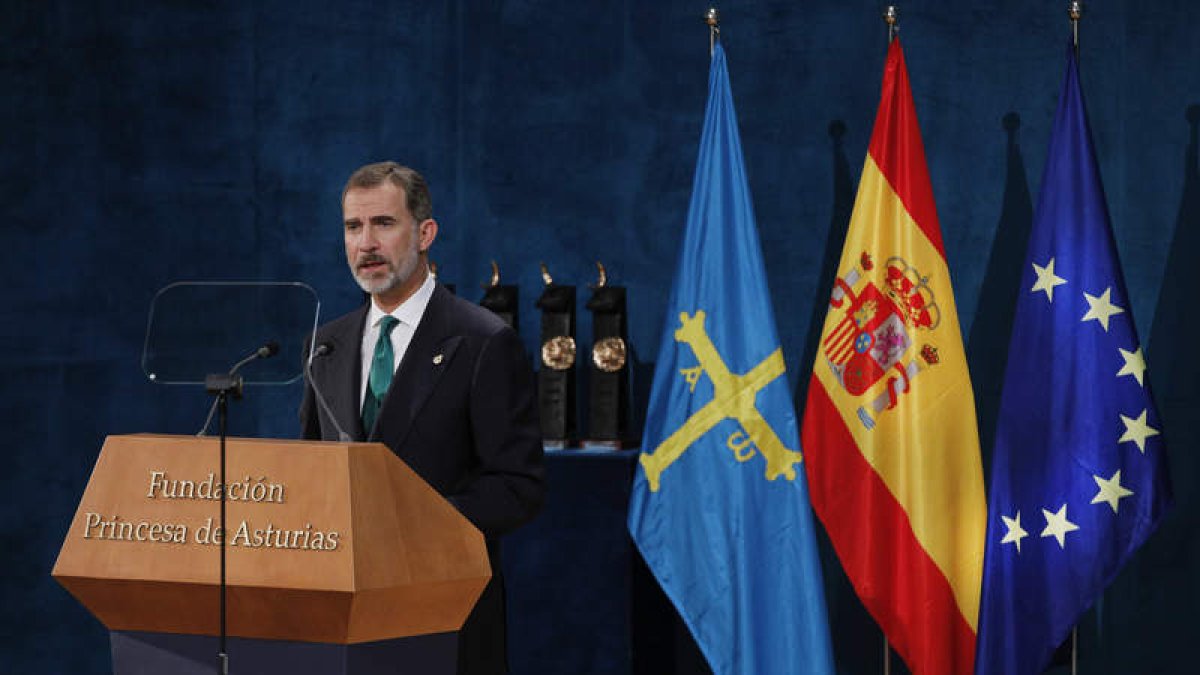 El rey durante su intervención en la ceremonia de entrega de los Premios Princesa de Asturias en el Teatro Campoamor. ALBERTO MORANTE