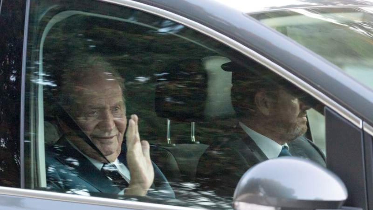 El rey emérito Juan Carlos I saluda al abandonar un acto social, en una imagen de archivo.