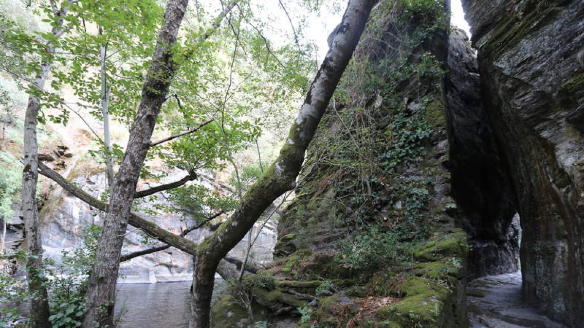 El trasvase del río Cabrera a la altura de la Herrería de Llamas ha dejado esta peña cortada en el pozo Moyabarba.