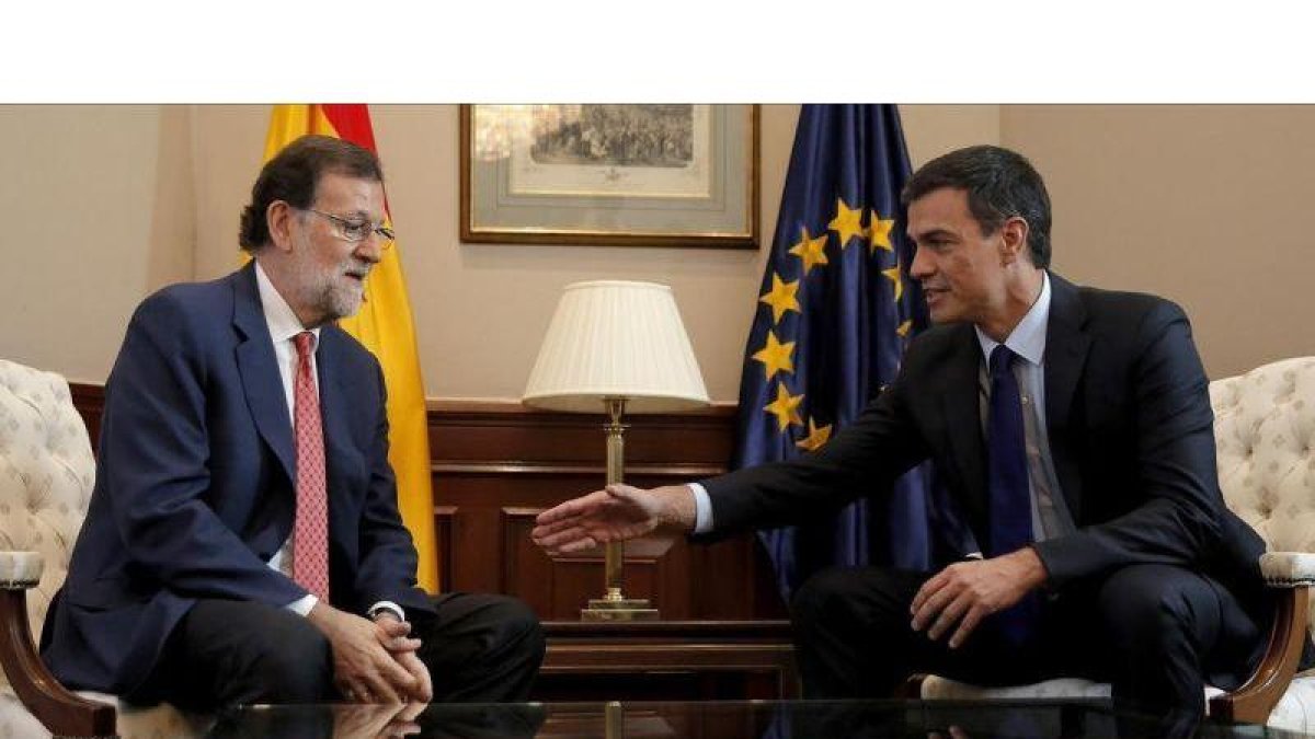 Mariano Rajoy y Pedro Sánchez, al inicio de su reunión, este martes en el Congreso.