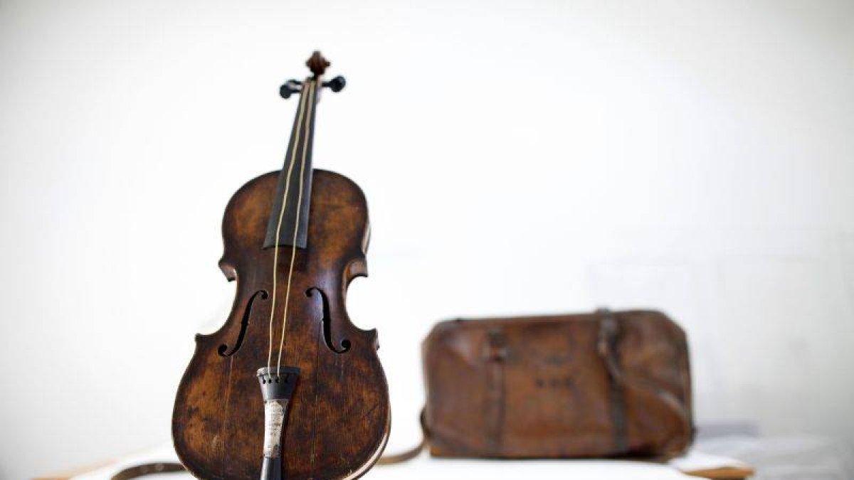 El violín que tocó el director Wallace Hartley mientras el Titanic se hundía.
