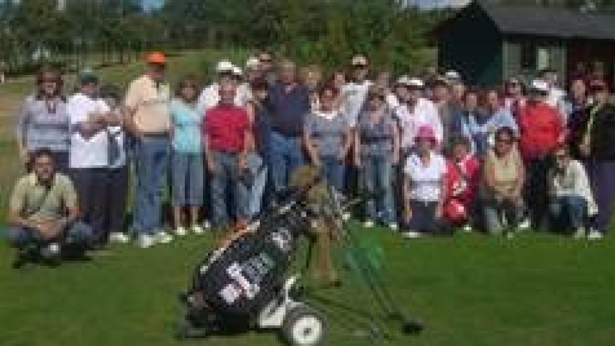 El grupo participante en las actividades de mayores, en el Club de Golf