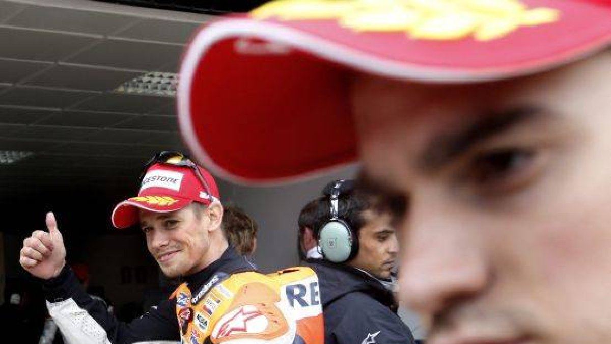El piloto australiano de Honda Casey Stoner (i) y su compañero de equipo, el español Dani Pedrosa (d), al término de los entrenamientos oficiales de MotoGP.