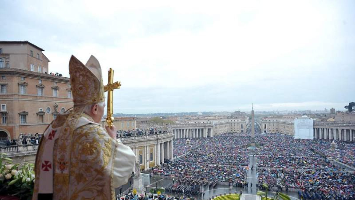 Benedicto XVI pronuncia su mensaje ‘Urbi et Orbi’ frente a una multitud desde el balcón central de la basílica de San Pedro.