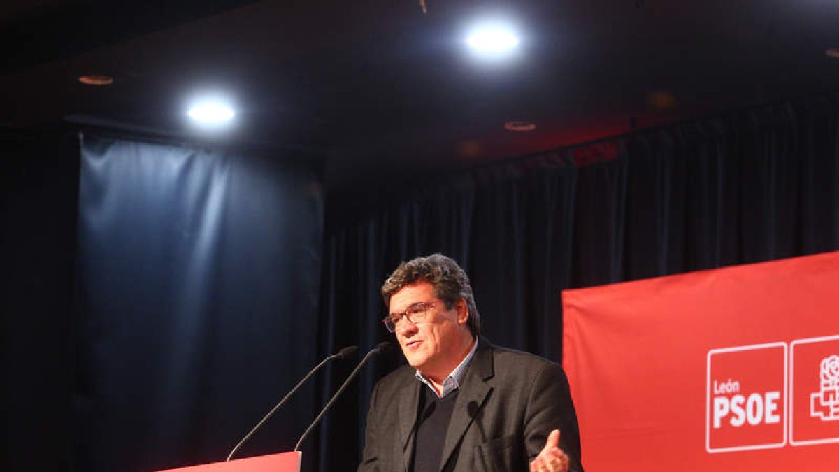 El ministro José Luis Escrivá durante el mitin que ofreció ayer en Villablino. CÉSAR SÁNCHEZ