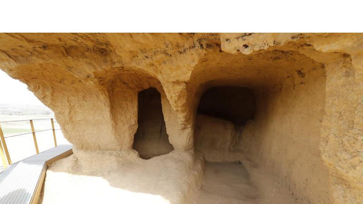 Las Cuevas Menudas, visibles desde la A-60 y ahora visitables, son un conjunto de oquedades creadas en zona arcillosa cuyo origen se remonta a la Edad Media. RAMIRO