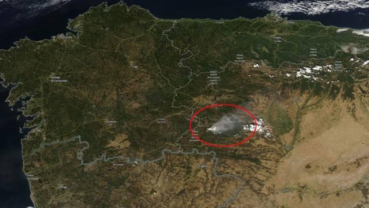 Imagen del satélite de la Nasa en la que se aprecia desde el espacio la magnitud del incendio de La Cabrera.