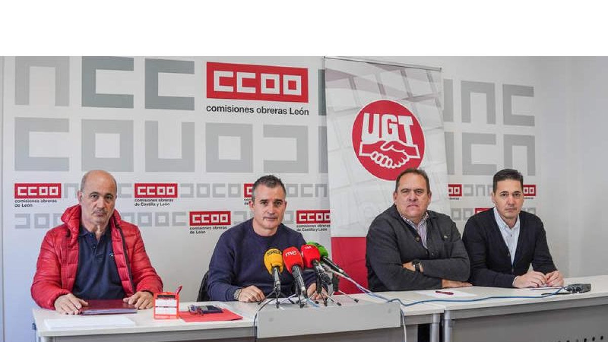 Los representantes de UGT y CC OO trasladaron sus quejas ayer en una rueda de prensa. MIGUEL F. B.