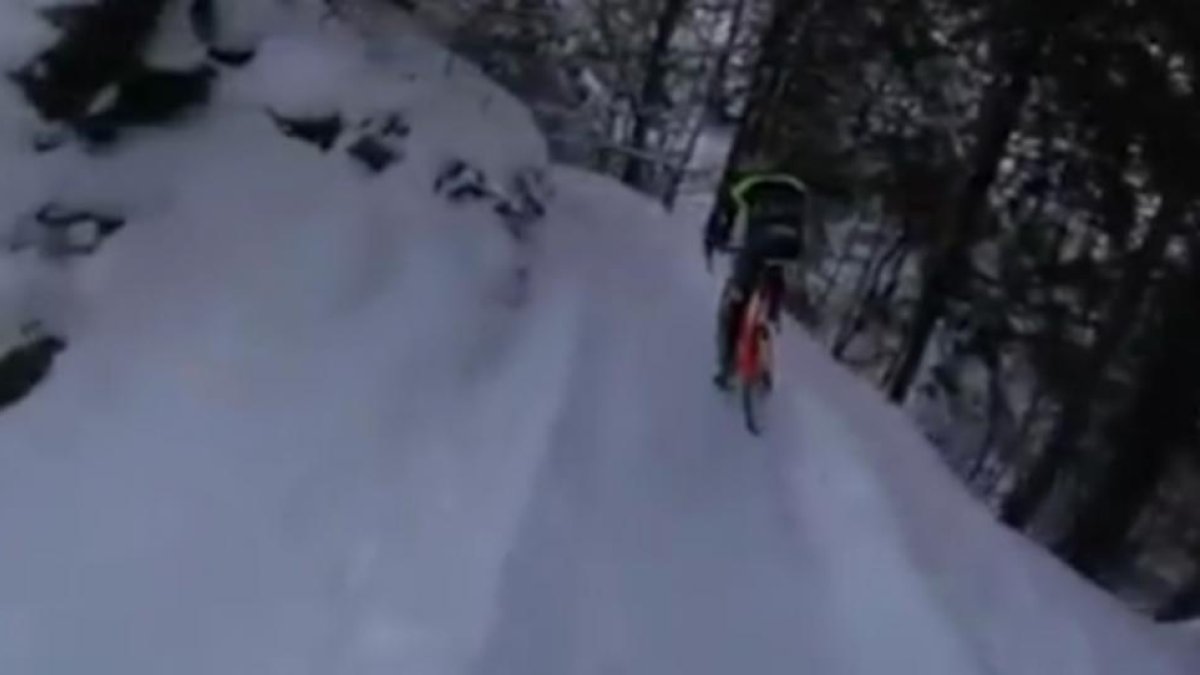 Pedaleando sobre la nieve.