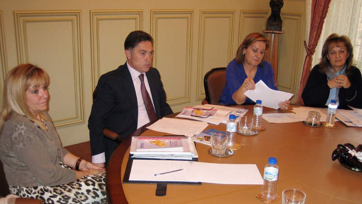 Un momento de la reunión que los representantes de la Diputación mantuvieron en Segovia.