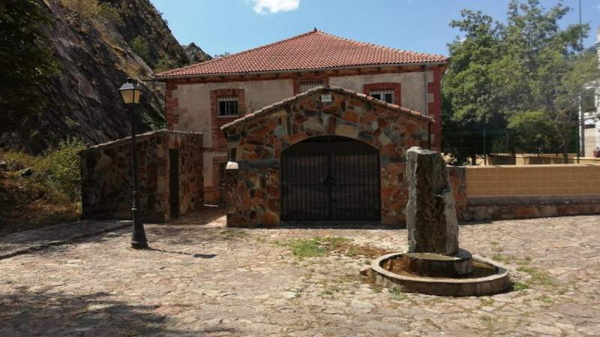 Manantial de Las Caldas, desde donde se surte agua a uno de los depósitos de Boñar. CAMPOS