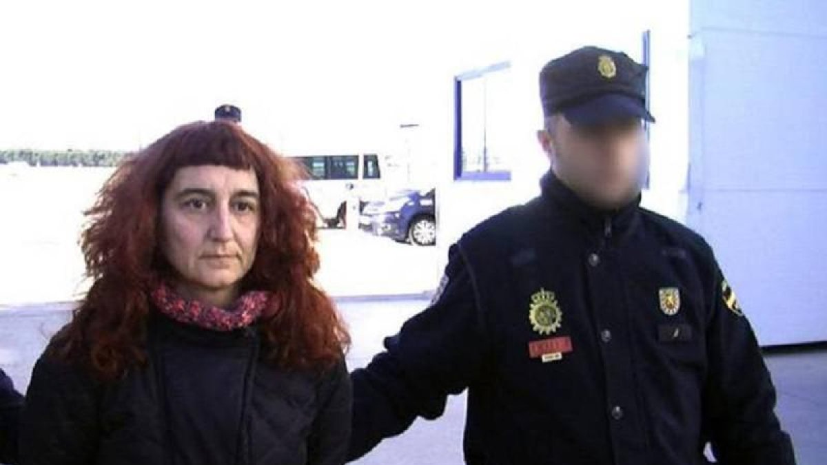 Olga Comes, miembro de ETA, trasladada por la Policía Nacional de París a Madrid