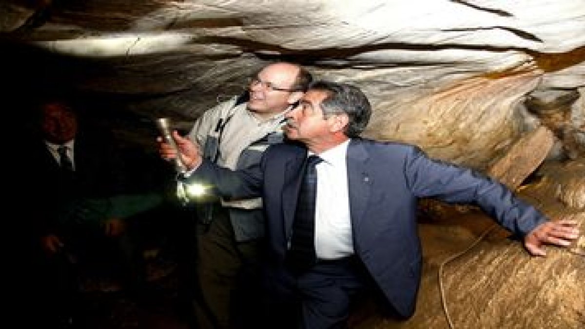 Alberto de Mónaco y el presidente de Cantabria en la cueva de El Castillo.