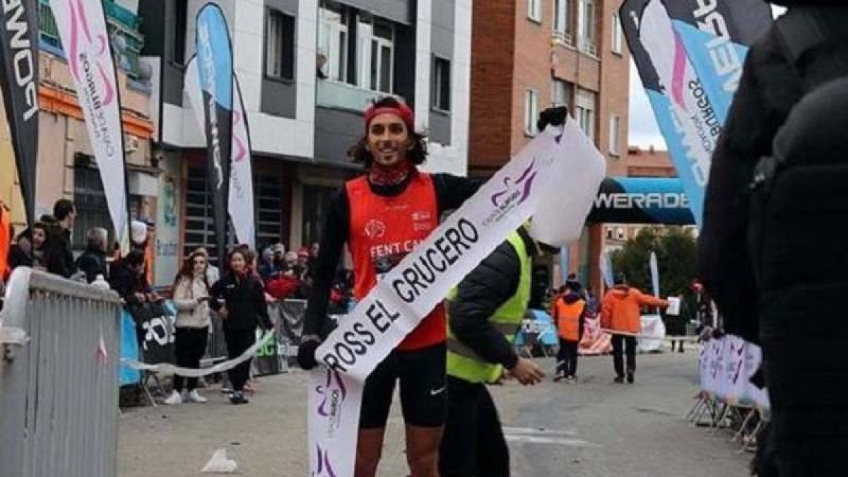 Jorge Blanco celebra su triunfo en la línea de meta. ÁLVARO MUÑOZ