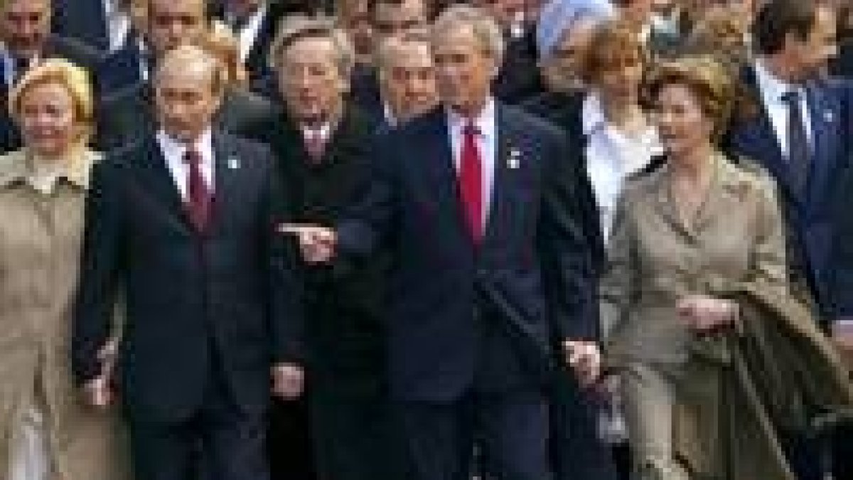 Los Putin y los Bush caminan en primera fila. Tras ellos, Zapatero con su esposa
