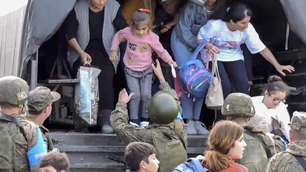 Imagen de civiles armenios huyendo de Nagorno Karabaj. RUSSIAN DEFENCE MINISTRY PRESS