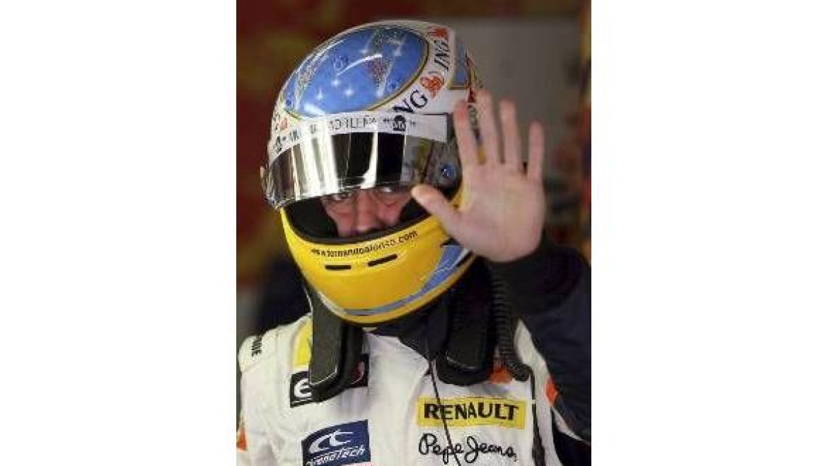 El piloto Fernando Alonso (Renault) saluda durante una prueba