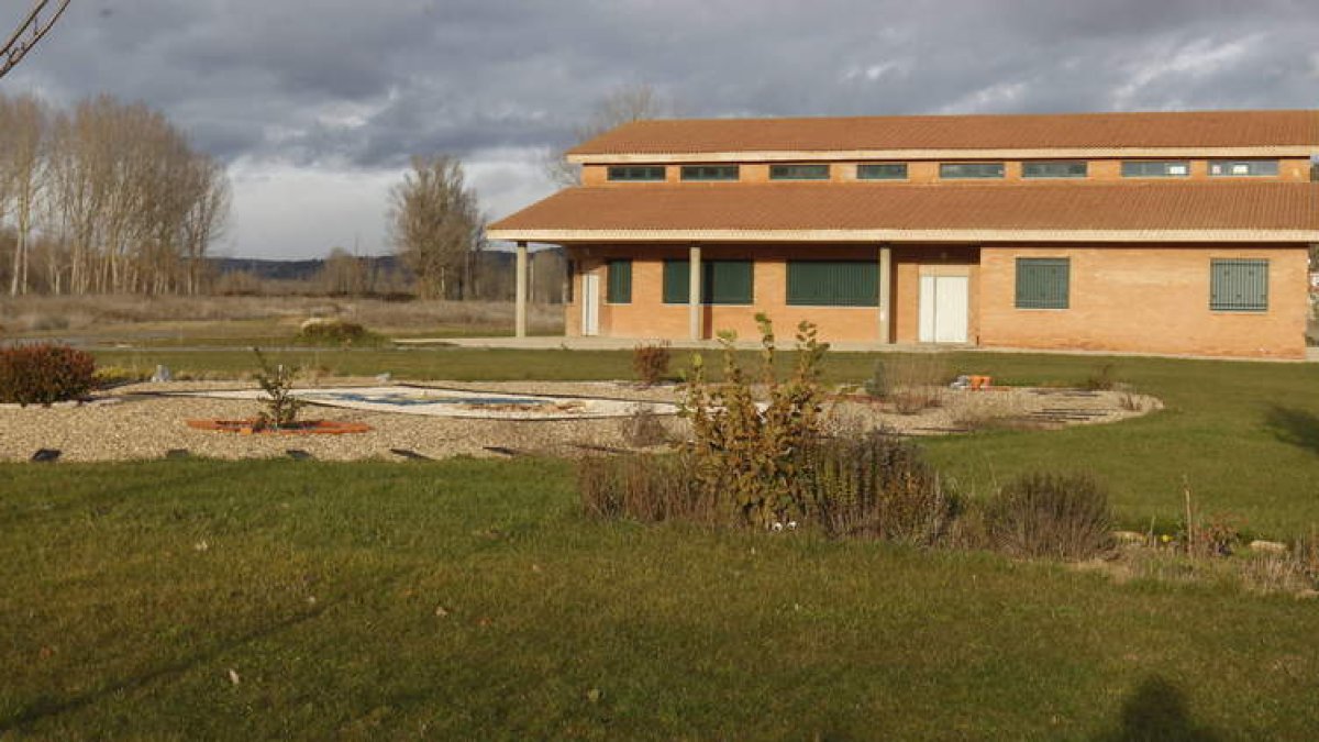 El Aula de la Naturaleza, en Villaobispo, y parte del paraje, junto al río Torío, donde se ubicarán los huertos ecológicos.
