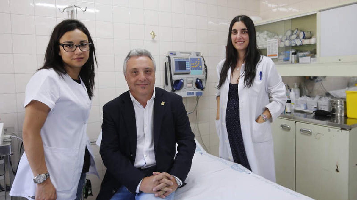El profesor Vicente Martín junto a la enfermera y nutricionista contratadas para la realización del estudio en León. JESÚS F. SALVADORES