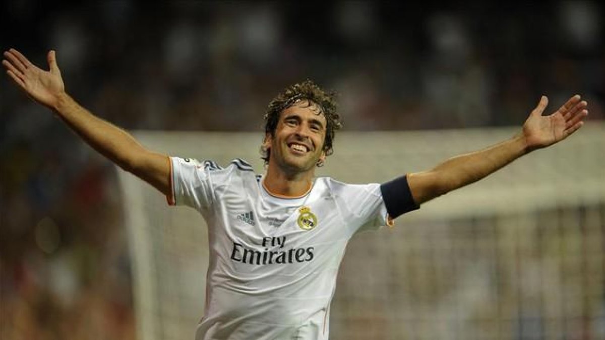 Raúl celebra un gol en el Bernabéu.