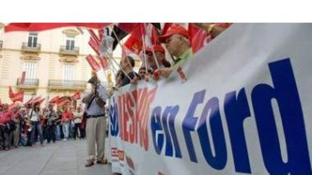 Los trabajadores de Ford se manifiestan en contra los despidos en Almussafes.