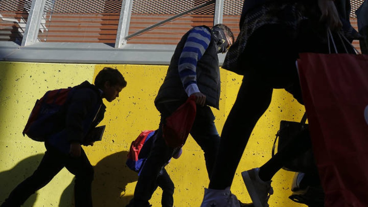 Padres recogiendo a niños a la salida del colegio, por el coronavirus. F. Otero Perandones.