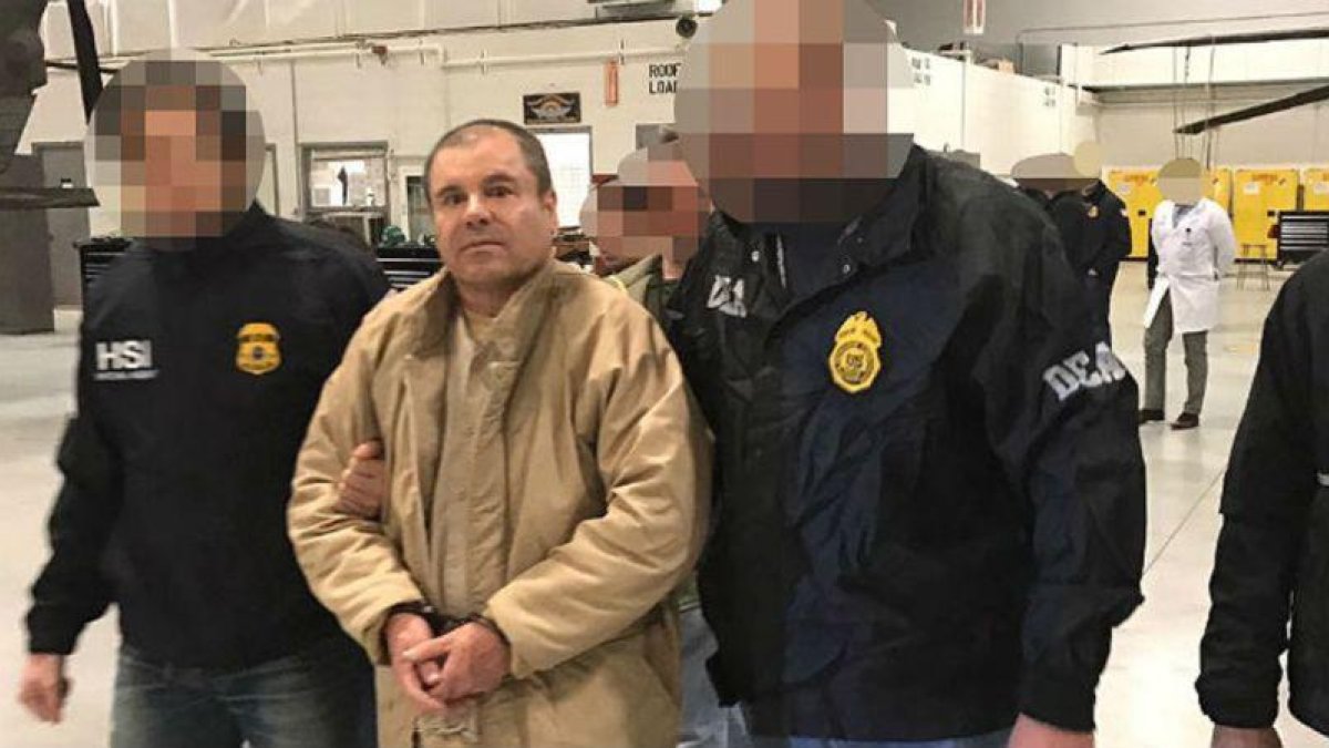 El Chapo Guzman, escoltado por agentes federales,  a última hora del jueves.