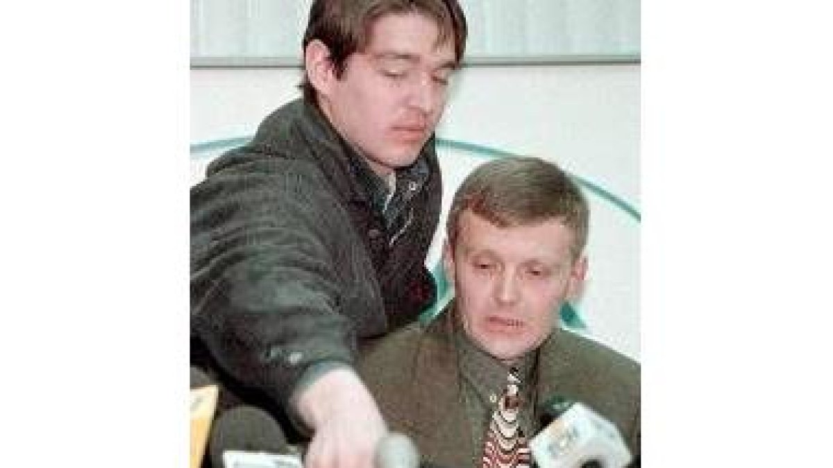 El ex espía de la KGB, Litvinenko sentado en una foto de archivo