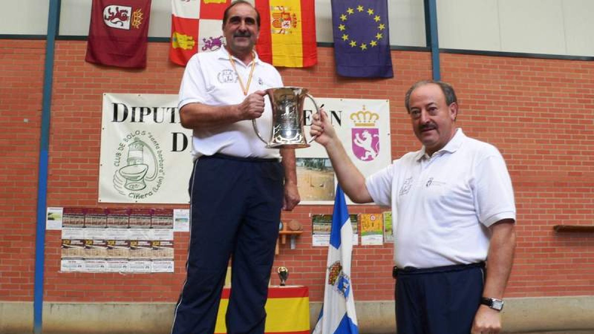 Carlos Morán recibe el trofeo de campeón de España tras el torneo de Ciñera.