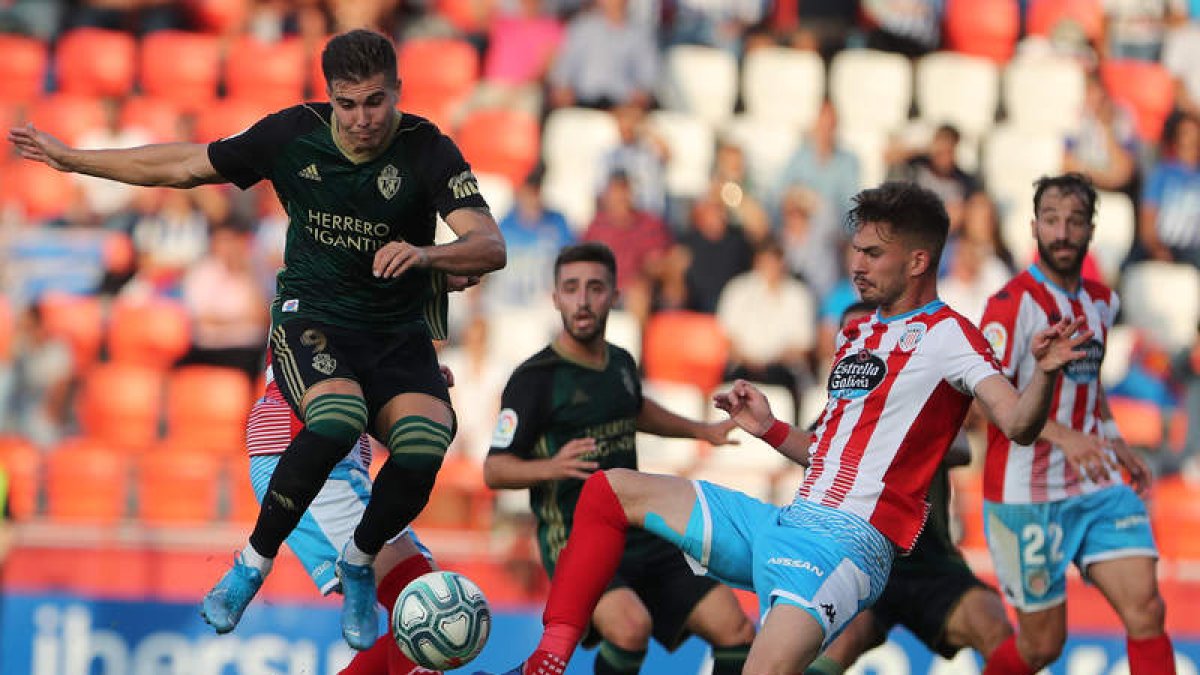 El encuentro disputado la pasada temporada en el Anxo Carro finalizó 2-2. L. DE LA MATA