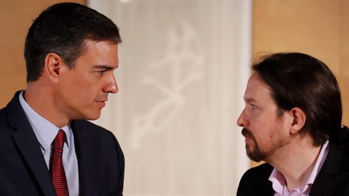 El presidente del gobierno Pedro Sánchez (i) y el líder de Podemos Pablo Iglesias, durante la nueva ronda de consultas. JUAN CARLOS HIDALGO