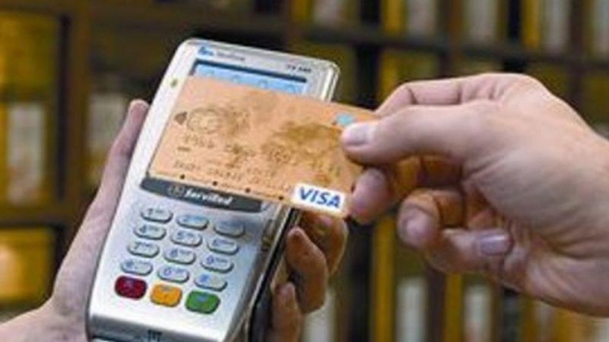 Pago con una tarjeta 'contactless' en un TPV.