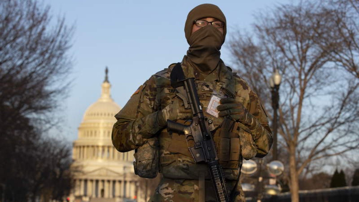 Un marine custodia el acceso al Capitolio. MICHAEL REYNOLDS