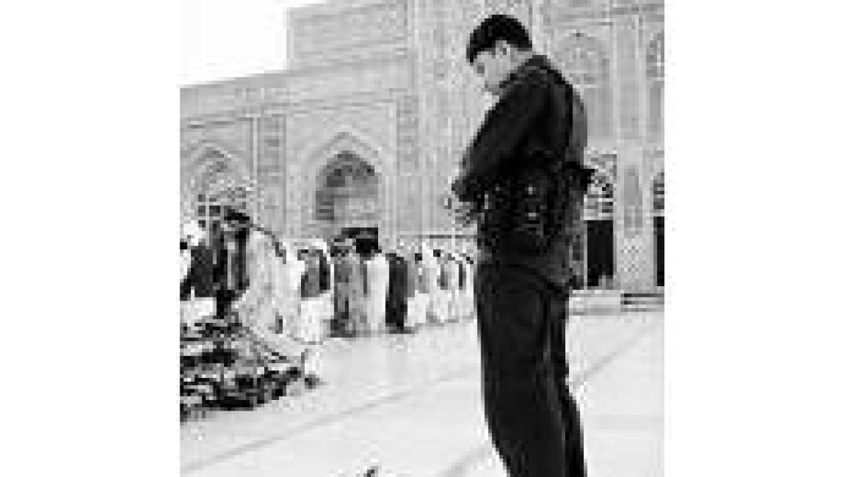 Un guardia deposita su arma para rezar en la principal mezquita de Herat