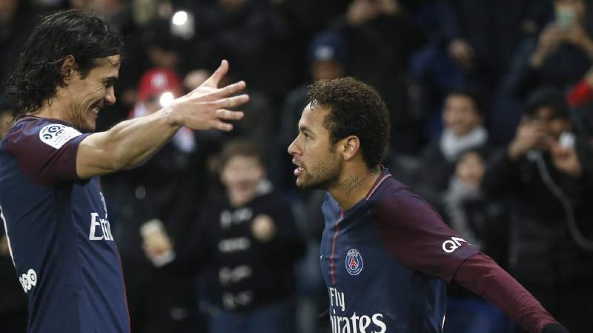 Cavani y Neymar celebran efusivamente uno de los goles en Champions del PSG. ETIENNE LAURENT