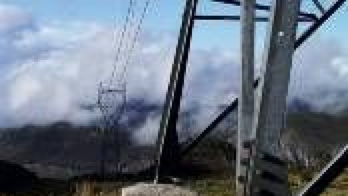 Torreta de la línea de alta tensión situada en Picos de Europa