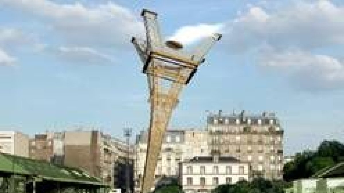 No se ha caído la Torre Eiffel, es una obra de arte de Drexler-Guinand-Jauselin