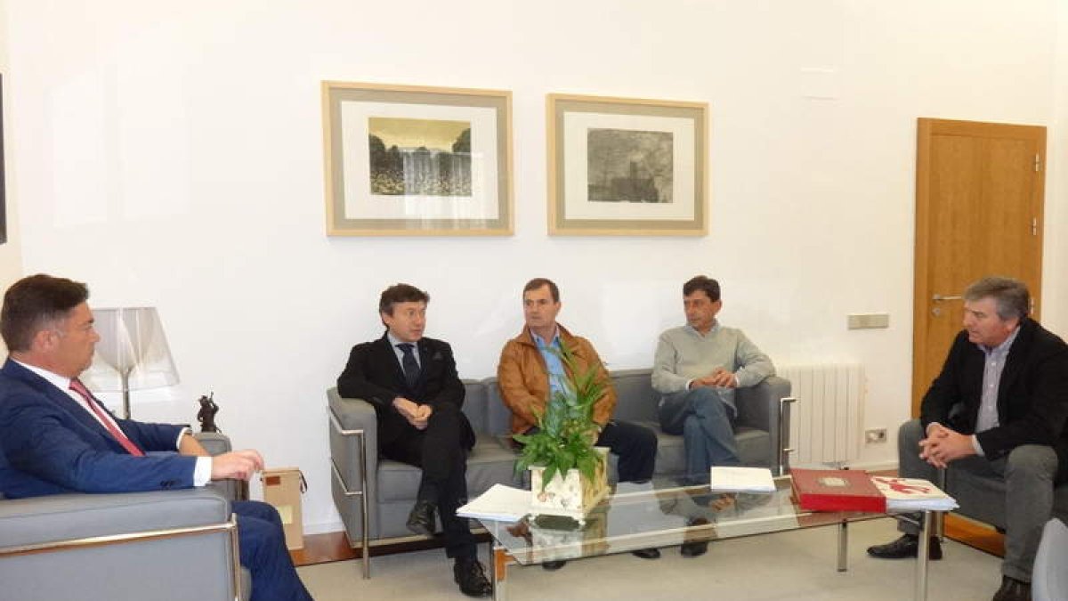 Marcos Martínez, Samuel Folgueral, José Antonio Velasco, Jaime González y Raúl Valcarce, ayer en León.