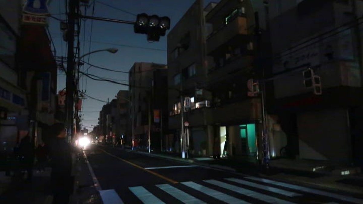 Inusual imagen de Tokio sin iluminación eléctrica como consecuencia del terremoto. JIJI PRESS