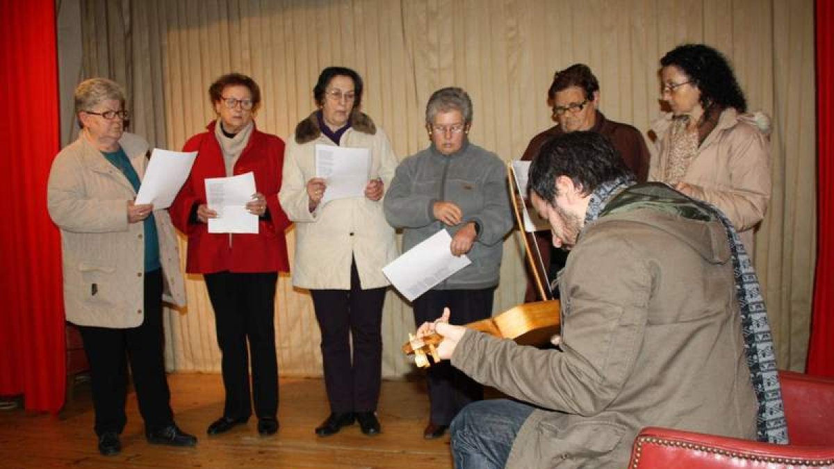 Emma, Sici, Celia, Tere, Charo y Dori, en uno de los ensayos junto al músico tradicional Fran Allegre.