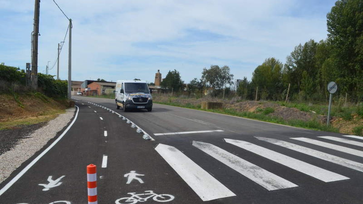 Imagen del nuevo carril bici y de uno de los pasos de cebra y reductor de velocidad. MEDINA