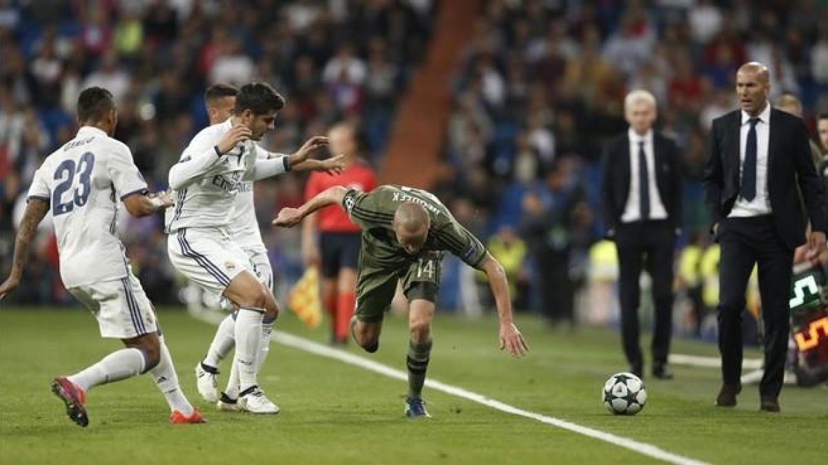 Zidane presencia una jugada durante el enfrentamiento del Madrid contra el Legia.