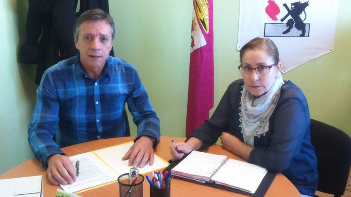 Julio González Rivo y Rosa Fernández Velilla, en su despacho. DL