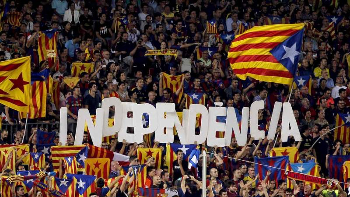 Aficionados del Barça muestran banderas esteladas.